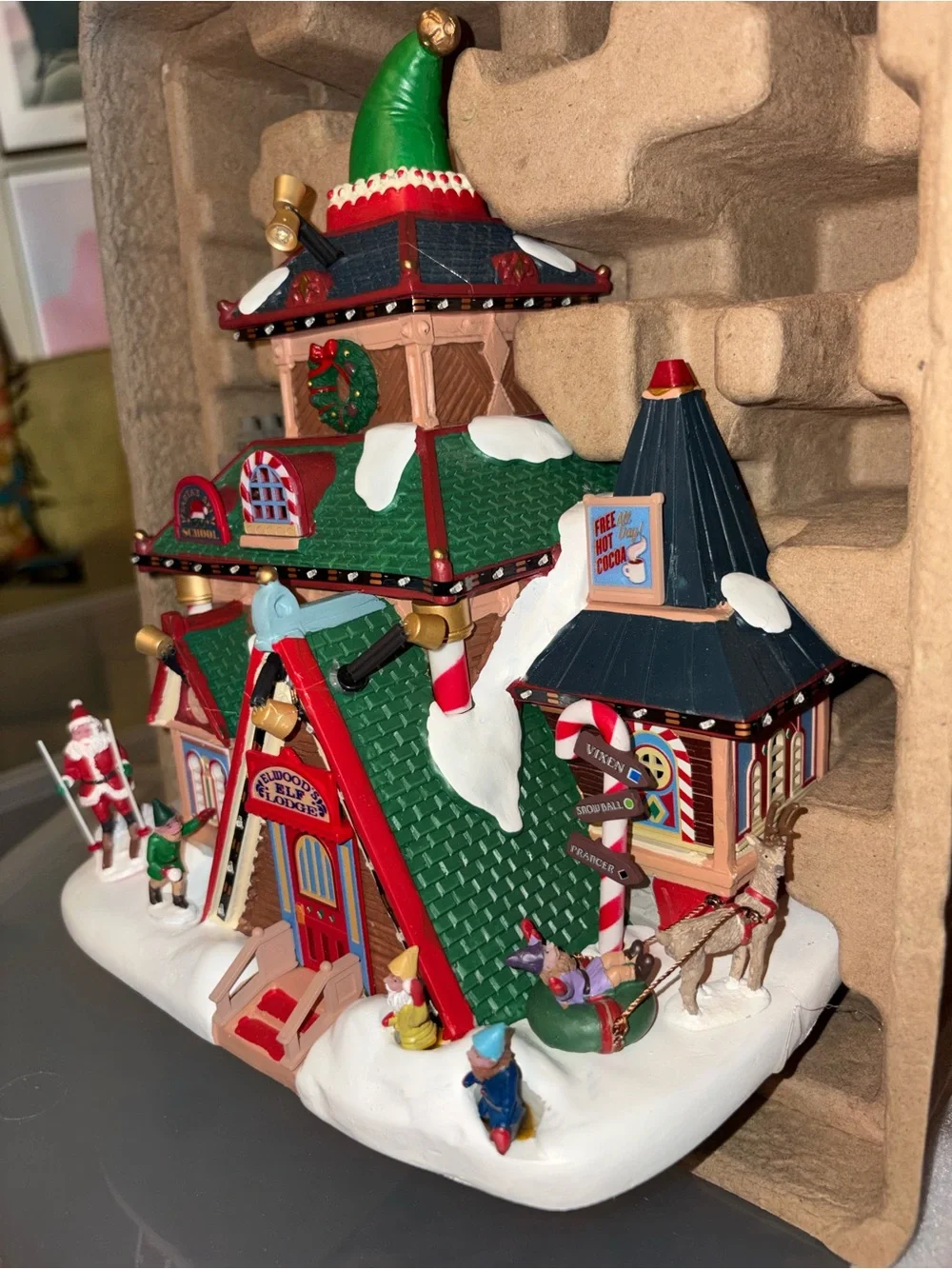 Lemax Elwood’s Elf Lodge 45224 Santa’s Wonderland Lighted Christmas Village
